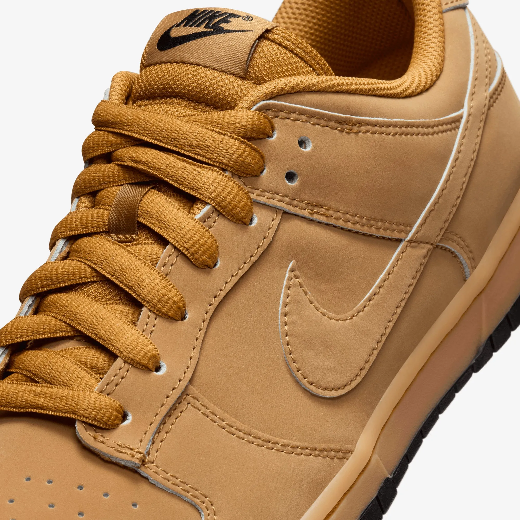 NIKE | DUNK LOW RETRO SE { WHEAT/WHEAT-GUM YELLOW-BLACK