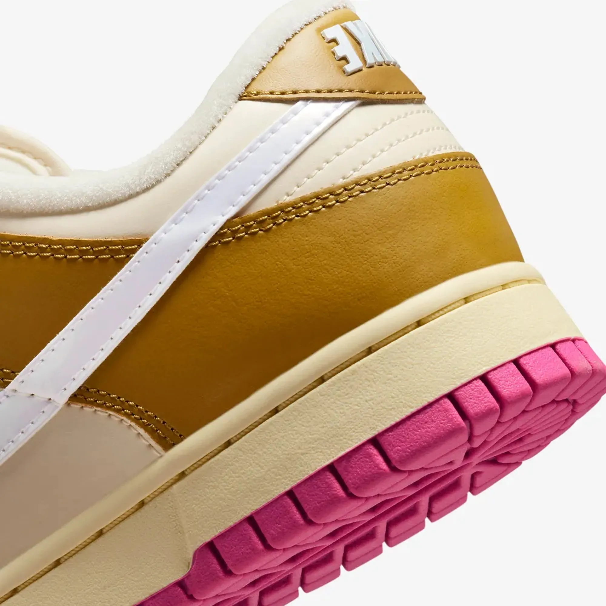 Nike | WMN'S DUNK LOW SE  { BRONZINE/COCONUT MILK-PLAYFUL PINK