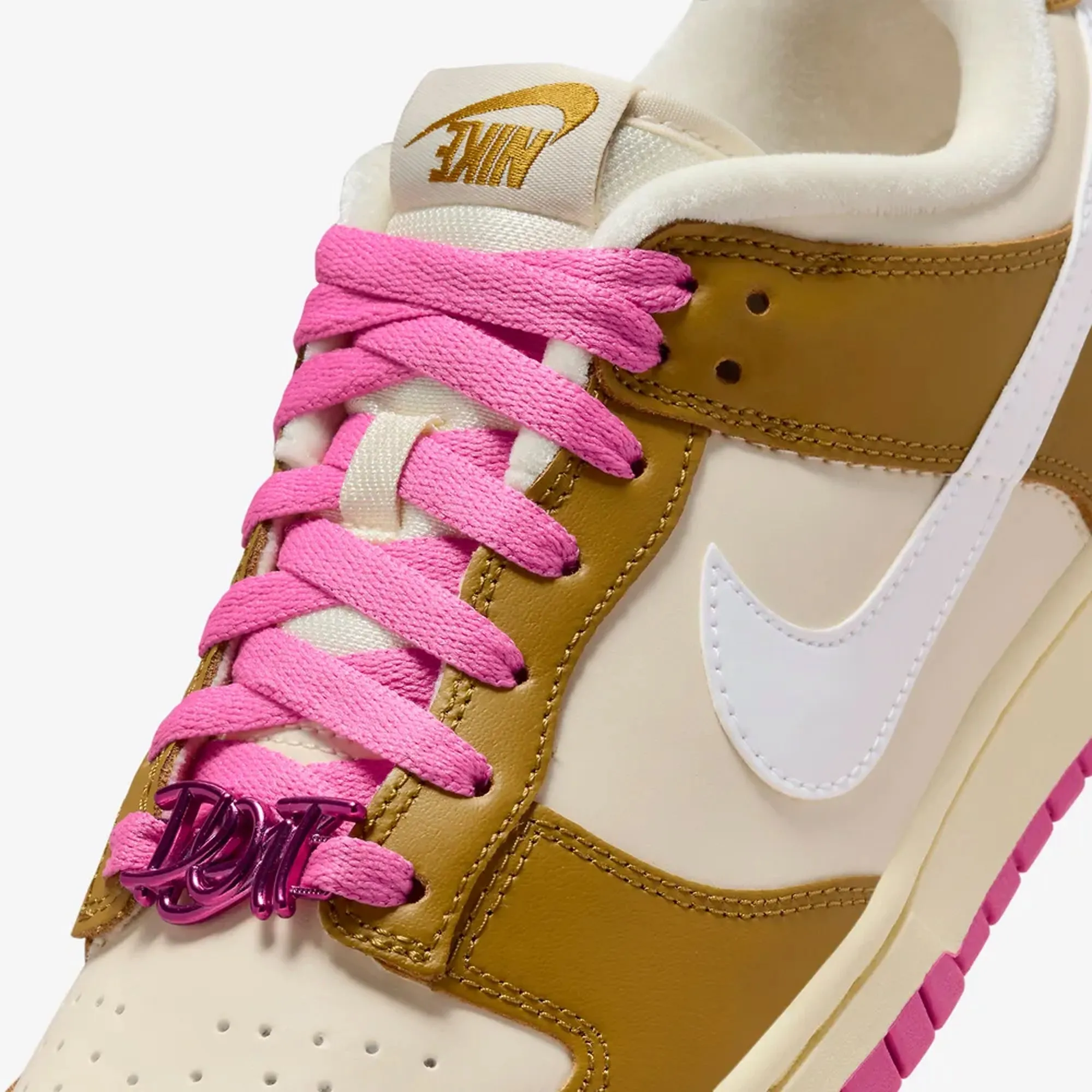 Nike | WMN'S DUNK LOW SE  { BRONZINE/COCONUT MILK-PLAYFUL PINK