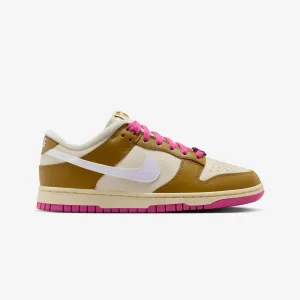 Nike | WMN'S DUNK LOW SE  { BRONZINE/COCONUT MILK-PLAYFUL PINK