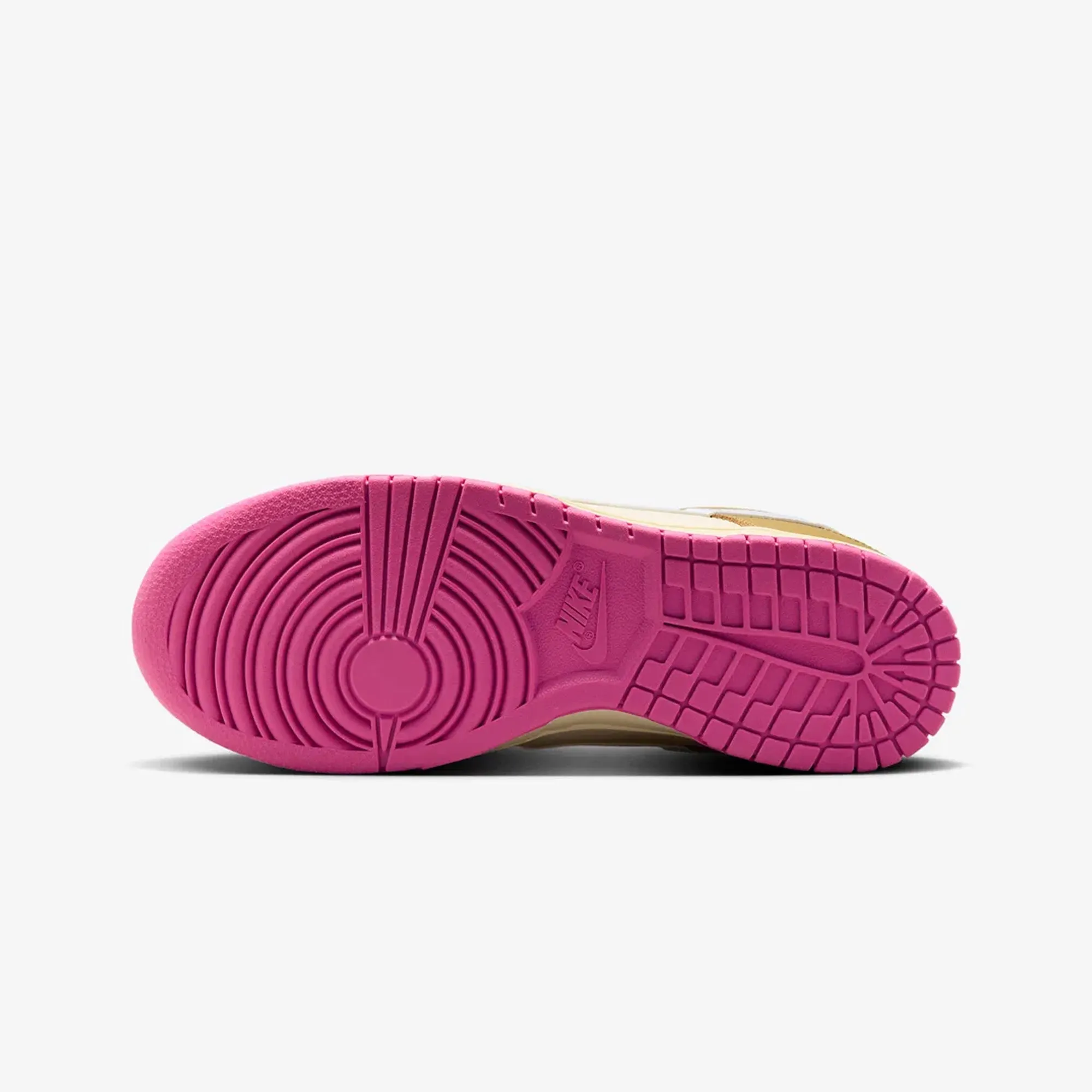 Nike | WMN'S DUNK LOW SE  { BRONZINE/COCONUT MILK-PLAYFUL PINK