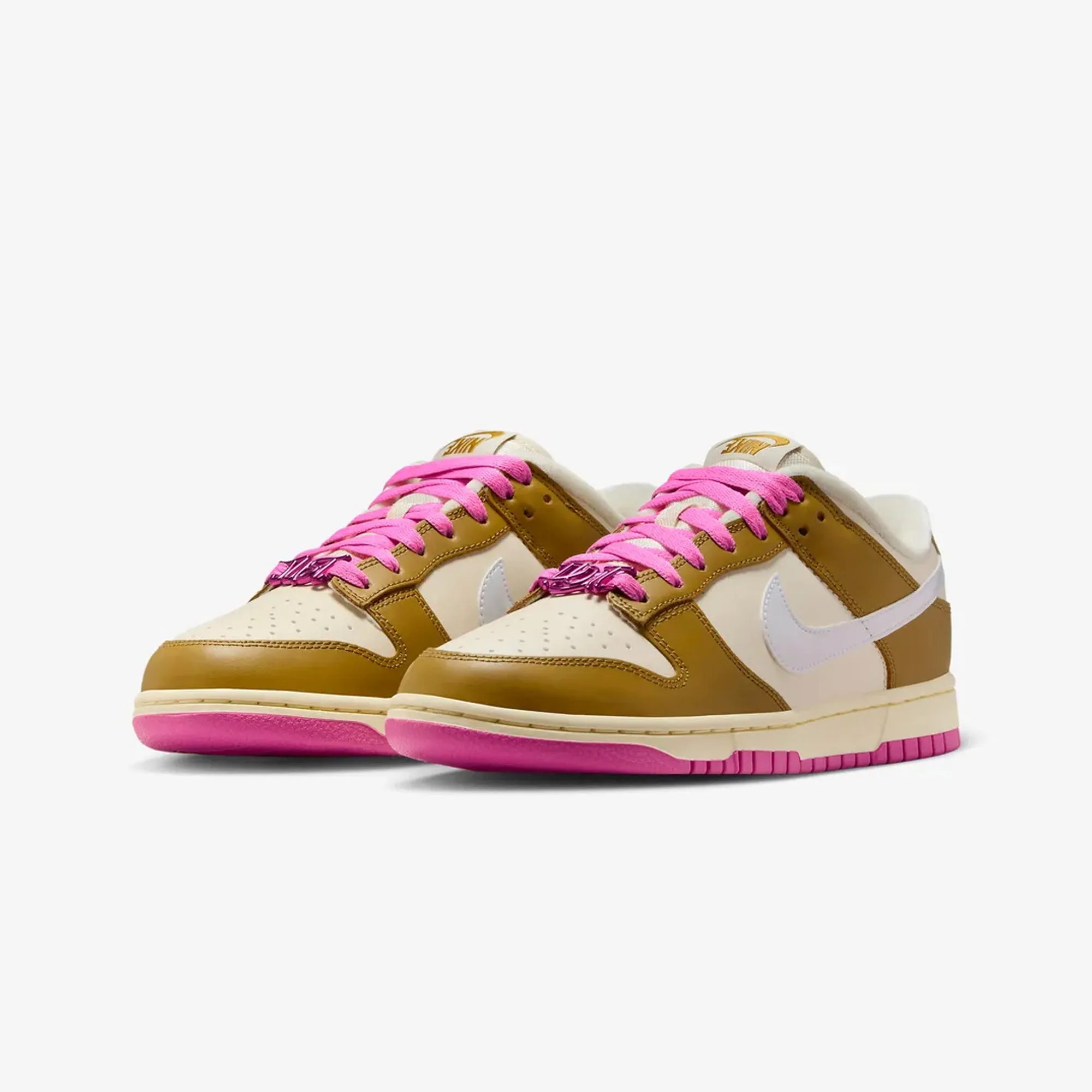 Nike | WMN'S DUNK LOW SE  { BRONZINE/COCONUT MILK-PLAYFUL PINK